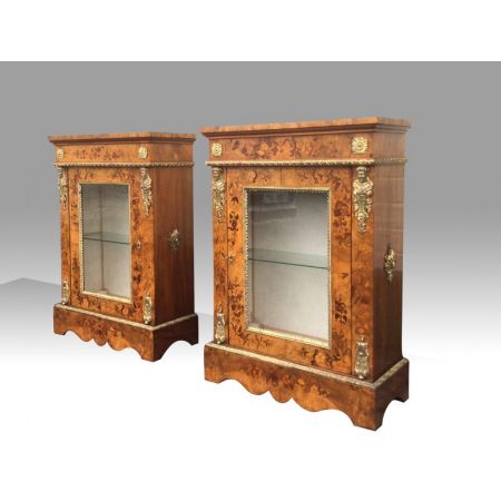 Paar antike Vitrinen aus Walnussholz