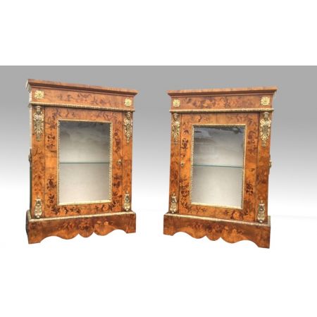 Paar antike Vitrinen aus Walnussholz