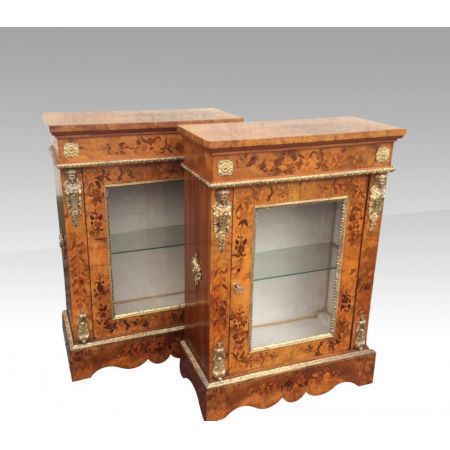 Paar antike Vitrinen aus Walnussholz