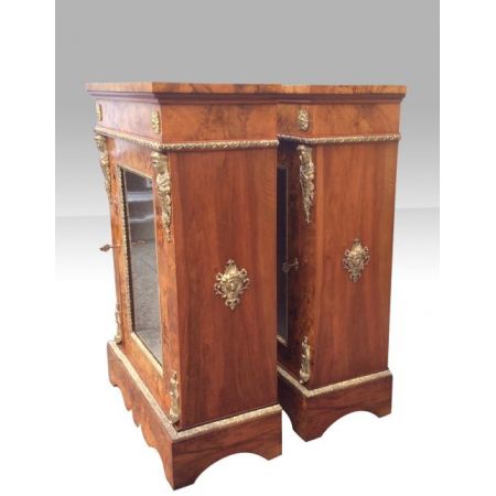 Paar antike Vitrinen aus Walnussholz