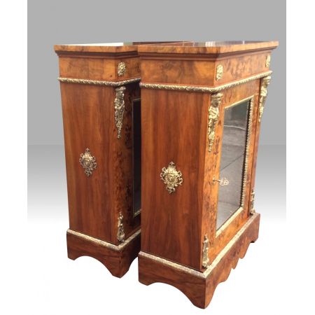 Paar antike Vitrinen aus Walnussholz