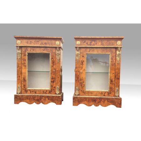 Paar antike Vitrinen aus Walnussholz