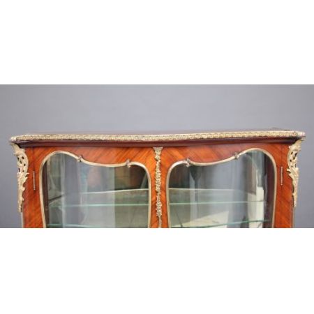 Premium! Antike französische Vitrine aus Kingwood und Ormolu aus dem 19. Jahrhundert