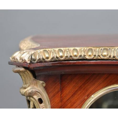 Premium! Antike französische Vitrine aus Kingwood und Ormolu aus dem 19. Jahrhundert