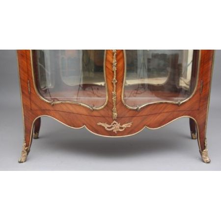 Premium! Antike französische Vitrine aus Kingwood und Ormolu aus dem 19. Jahrhundert