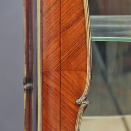 Premium! Antike französische Vitrine aus Kingwood und Ormolu aus dem 19. Jahrhundert