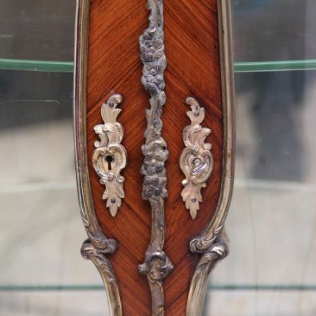 Premium! Antike französische Vitrine aus Kingwood und Ormolu aus dem 19. Jahrhundert