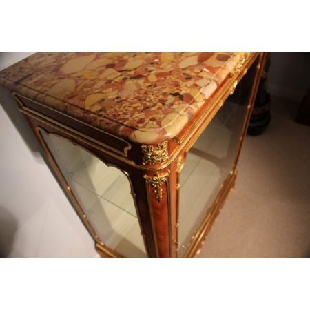 Antike französische Vitrine mit Kingwood & Ormolu