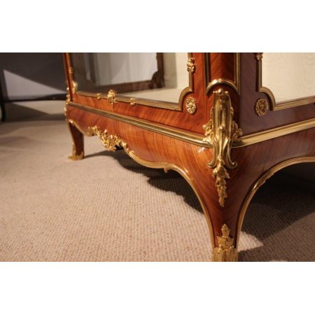 Antike französische Vitrine mit Kingwood & Ormolu