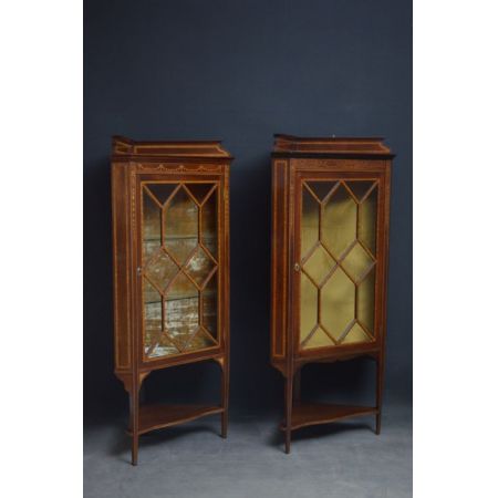  Zwei edwardianische Mahagoni Inlaid Eckvitrinen