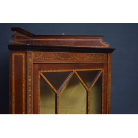  Zwei edwardianische Mahagoni Inlaid Eckvitrinen