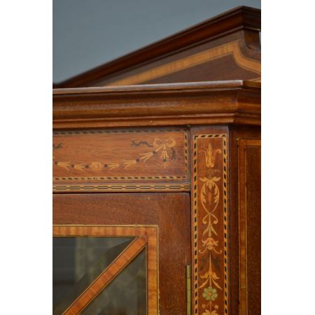  Zwei edwardianische Mahagoni Inlaid Eckvitrinen