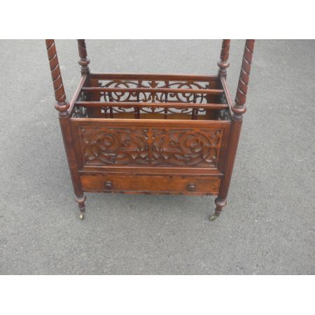 Antiker Zeitungsständer aus massivem Walnussholz