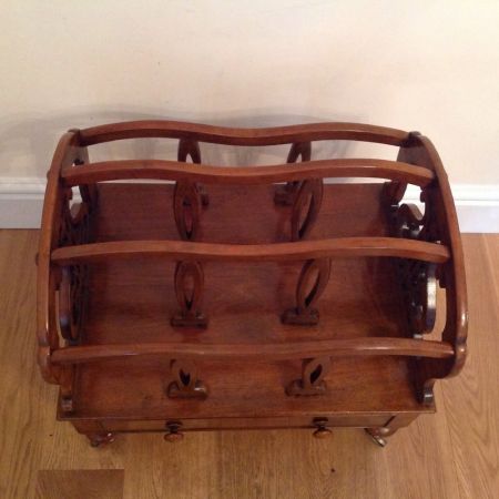 Englischer Walnuss Zeitschriftständer mit Schublade von ca 1870