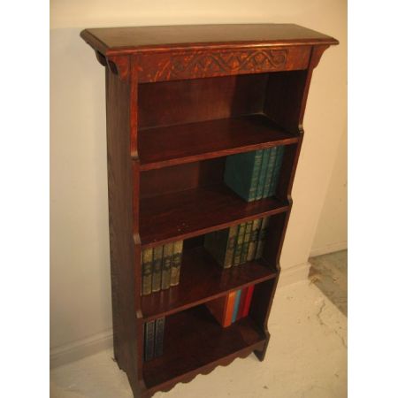 Schlankes Bücherregal aus Eichenholz