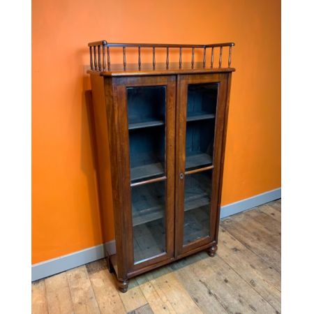 Antiker glasierter Bücherschrank aus Mahagoni mit Galerieoberseite