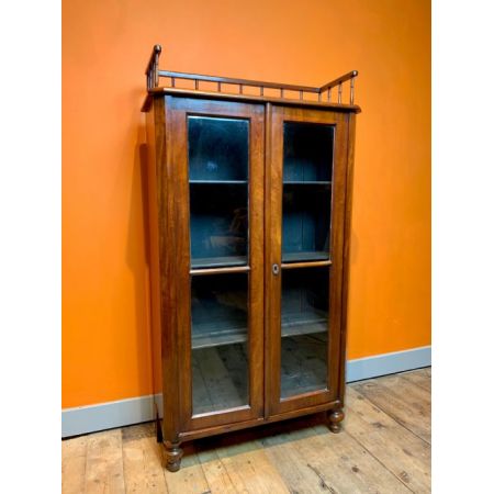 Antiker glasierter Bücherschrank aus Mahagoni mit Galerieoberseite