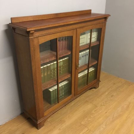 Antiker freistehender, verglaster Bücherschrank aus massiver Eiche im Kunsthandwerk Stil