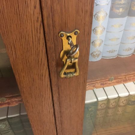 Antiker freistehender, verglaster Bücherschrank aus massiver Eiche im Kunsthandwerk Stil