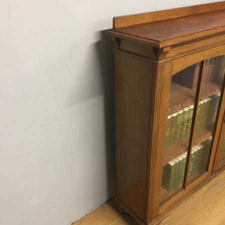 Antiker freistehender, verglaster Bücherschrank aus massiver Eiche im Kunsthandwerk Stil