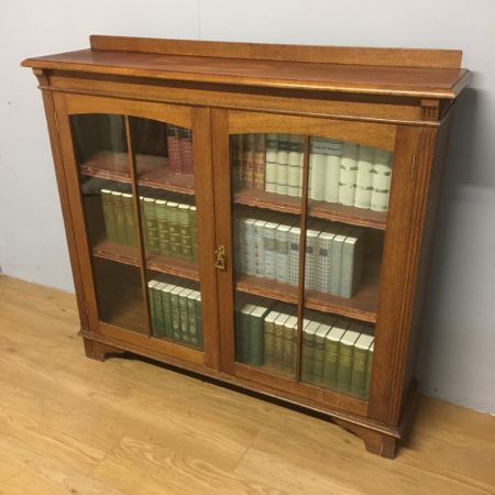 Antiker freistehender, verglaster Bücherschrank aus massiver Eiche im Kunsthandwerk Stil