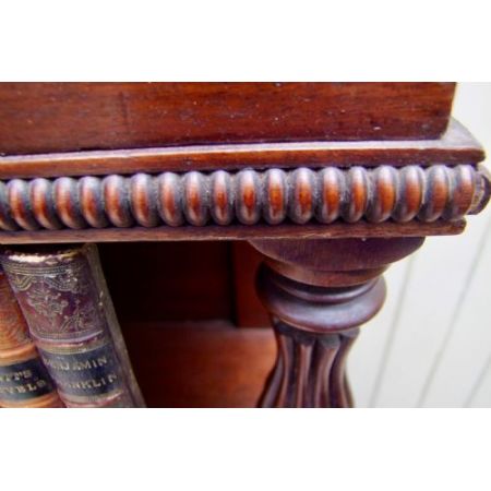 Antikes Wasserfall Bücherregal aus Mahagoni aus der Zeit  William IV