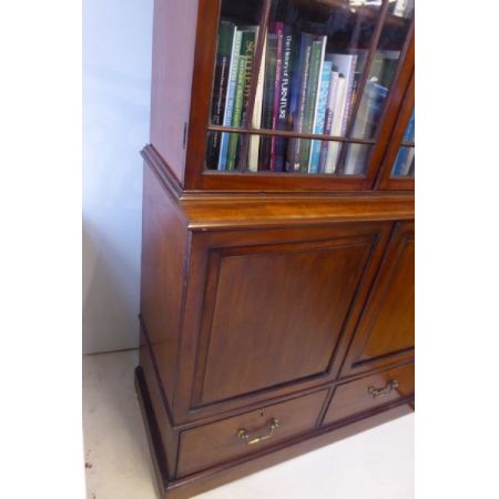 Antiker Bücherschrank aus der englischen Sheraton-Zeit