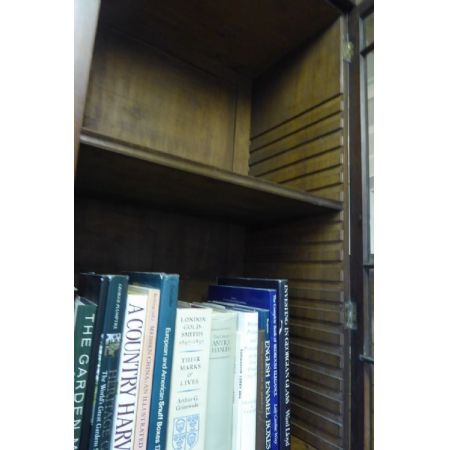 Antiker Bücherschrank aus der englischen Sheraton-Zeit