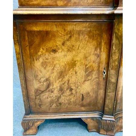 Antiker Walnuss Bücherschrank von maple & co