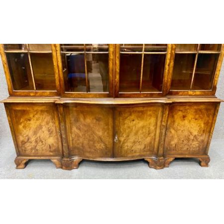 Antiker Walnuss Bücherschrank von maple & co