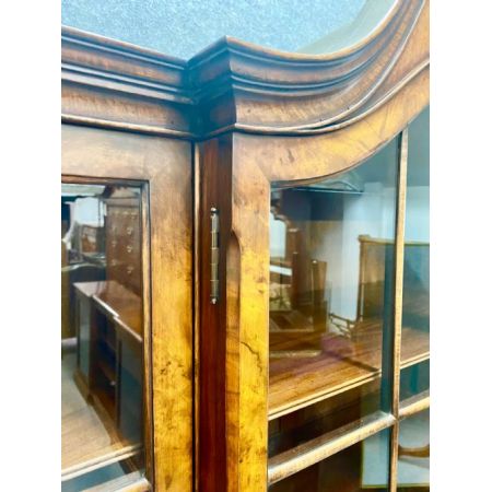 Antiker Walnuss Bücherschrank von maple & co