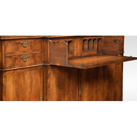 Antiker Breakfront Bücherschrank im Queen Anne Stil aus Walnussholz