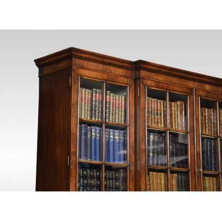 Antiker Breakfront Bücherschrank im Queen Anne Stil aus Walnussholz