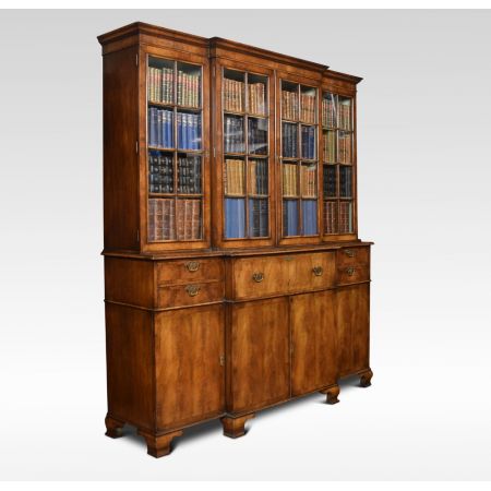 Antiker Breakfront Bücherschrank im Queen Anne Stil aus Walnussholz