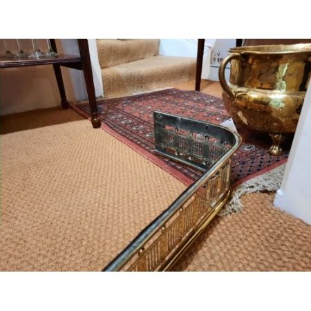 Antikes spät viktorianisches durchbohrtes Messing-Kamingitter