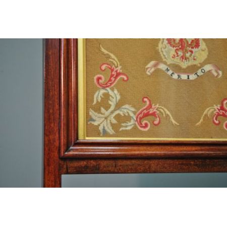 Antiker viktorianischer Dunlop Wappen Tapisserie Feuerschutz aus Mahagoni