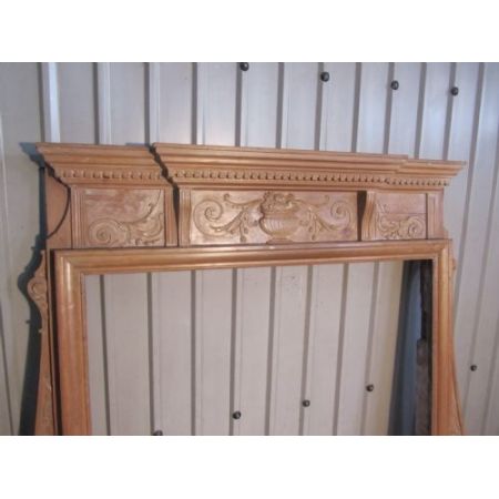 Ein großer dekorativer Kiefernkaminrahmen im viktorianischen Adam-Stil.