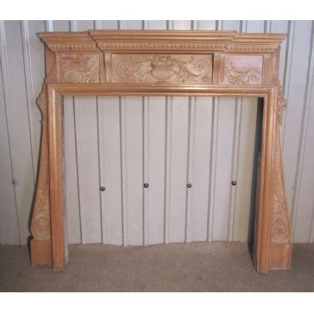 Ein großer dekorativer Kiefernkaminrahmen im viktorianischen Adam-Stil.