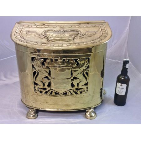 Ein großer und beeindruckender Messingbehälter mit Bowfront