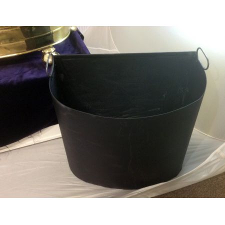 Ein großer und beeindruckender Messingbehälter mit Bowfront