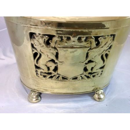 Ein großer und beeindruckender Messingbehälter mit Bowfront