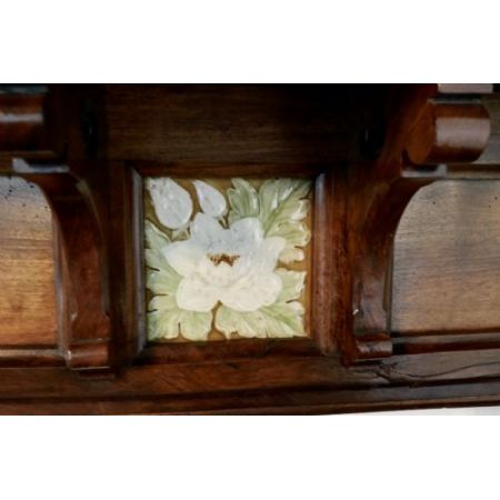 Ein großer dekorativer Kaminrahmen aus Walnussholz.