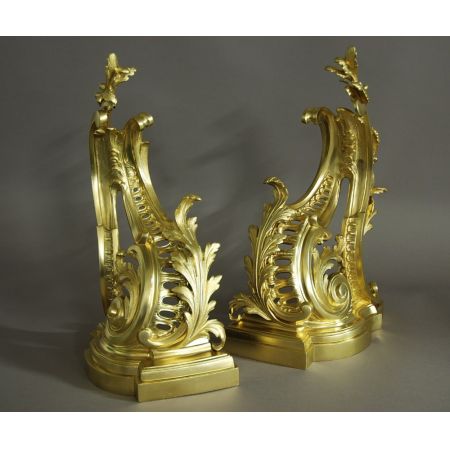 Paar antiker Ormolu-Chenets (Feuereisen) aus dem französischen Rokoko-Stil des späten 19. Jahrhunderts