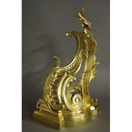 Paar antiker Ormolu-Chenets (Feuereisen) aus dem französischen Rokoko-Stil des späten 19. Jahrhunderts