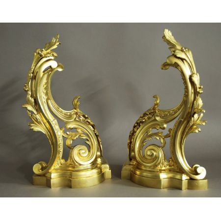 Paar antiker Ormolu-Chenets (Feuereisen) aus dem französischen Rokoko-Stil des späten 19. Jahrhunderts
