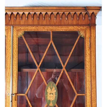 Hochwertiger Sheraton Zeit Kabinett Sammlerschrank Bücherschrank Aus Massivem Satinholz, 19. Jahrhundert