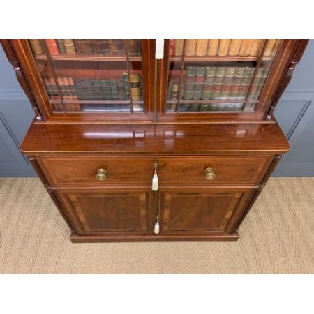 Antiker Inlaid Mahagoni Bücherschrank aus der George IV Epoche