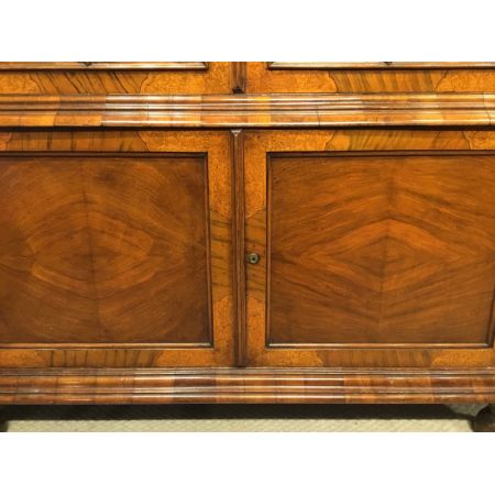 Ein Bücherschrank aus Walnuss und Seetang im Stil von William & Mary