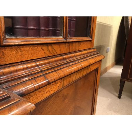 Ein Bücherschrank aus Walnuss und Seetang im Stil von William & Mary