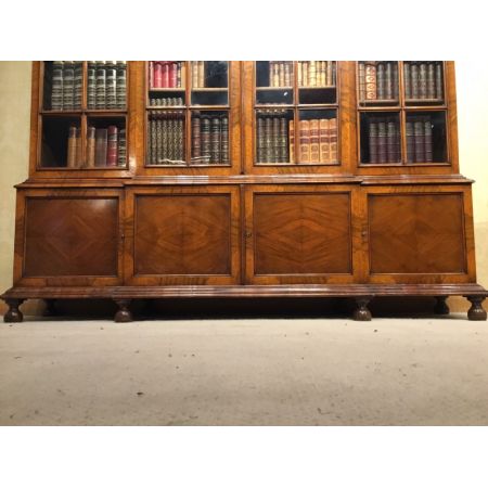 Ein Bücherschrank aus Walnuss und Seetang im Stil von William & Mary